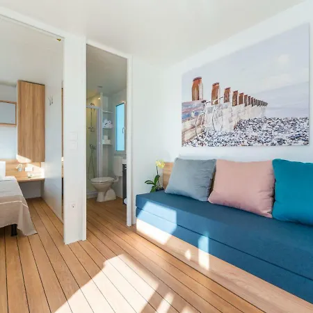 Holiday Brevilacqua.4 *